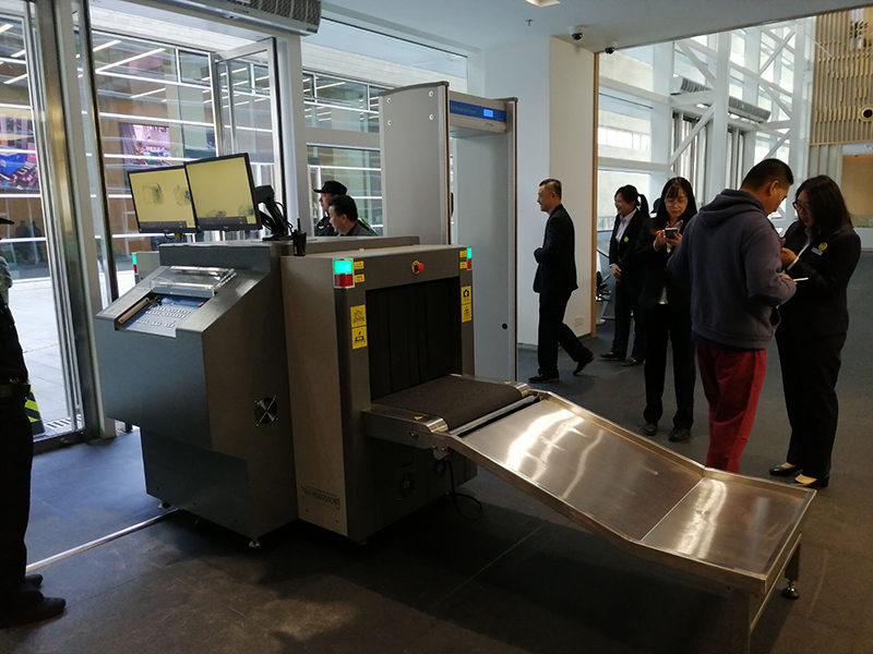 X-ray baggage scanner and Walk-through metal detector at the Historic site 1