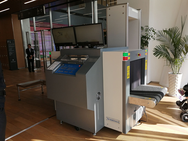 X-ray baggage scanner and Walk-through metal detector at the Historic site 1