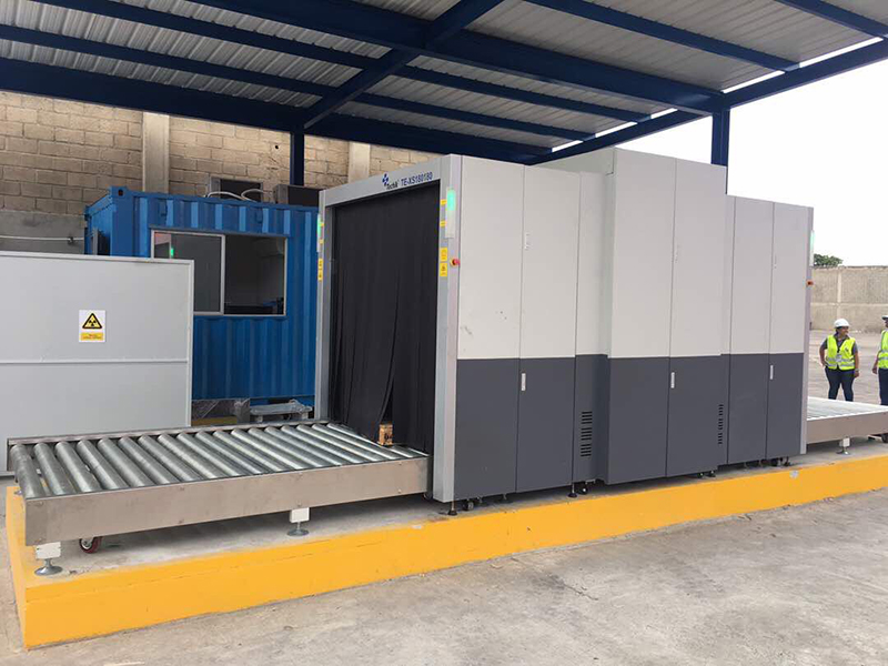 X-ray baggage scanner at the Customs 1