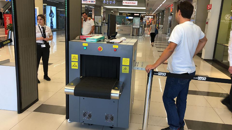 X-ray baggage scanner and Walk-through metal detector at the Historic site 1