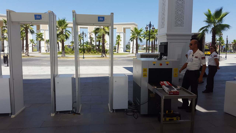 X-ray baggage scanner and Walk-through metal detector at the Historic site 1