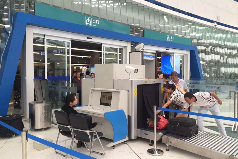 X-ray baggage scanner and Walk-through metal detector at Changsha west but station