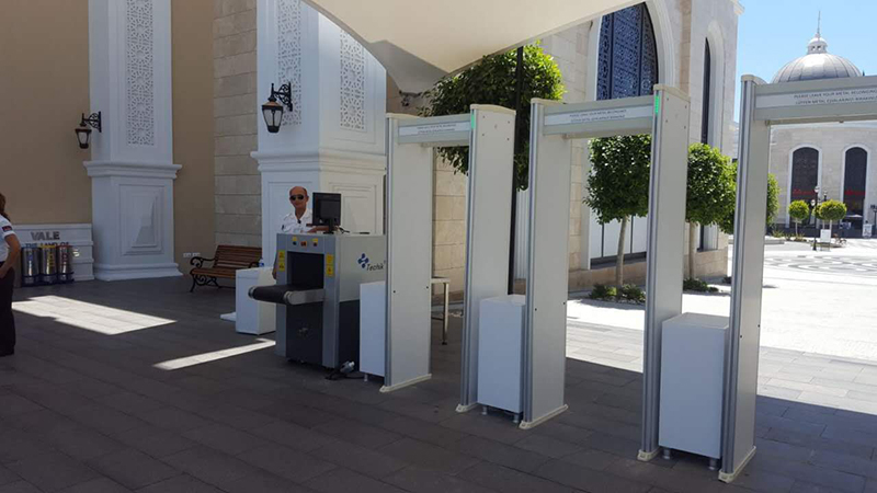 X-ray baggage scanner and Walk-through metal detector at the Historic site 1