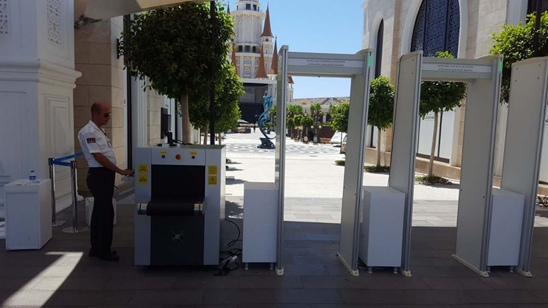 X-ray baggage scanner and Walk-through metal detector at the Historic site 1