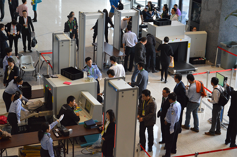 X-ray baggage scanner at the Customs 1